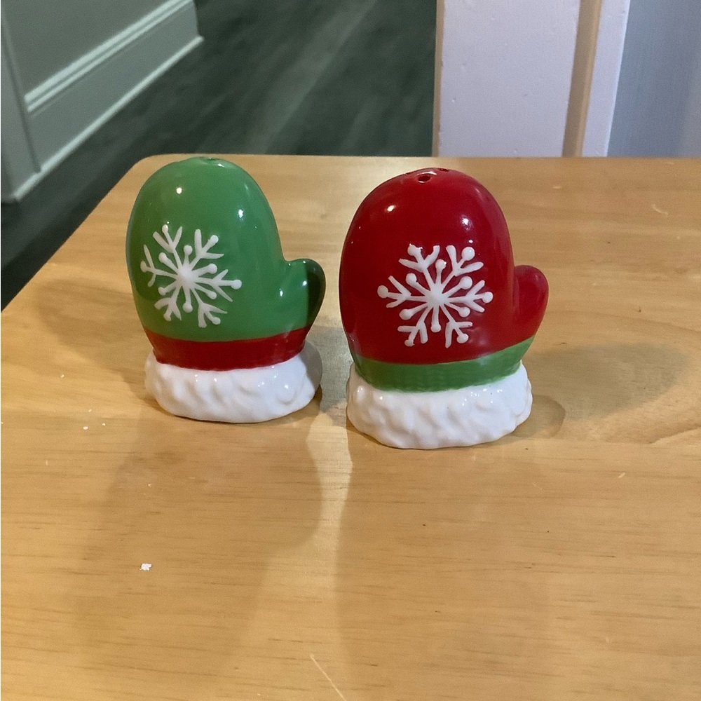 Christmas mitten, salt and pepper shakers